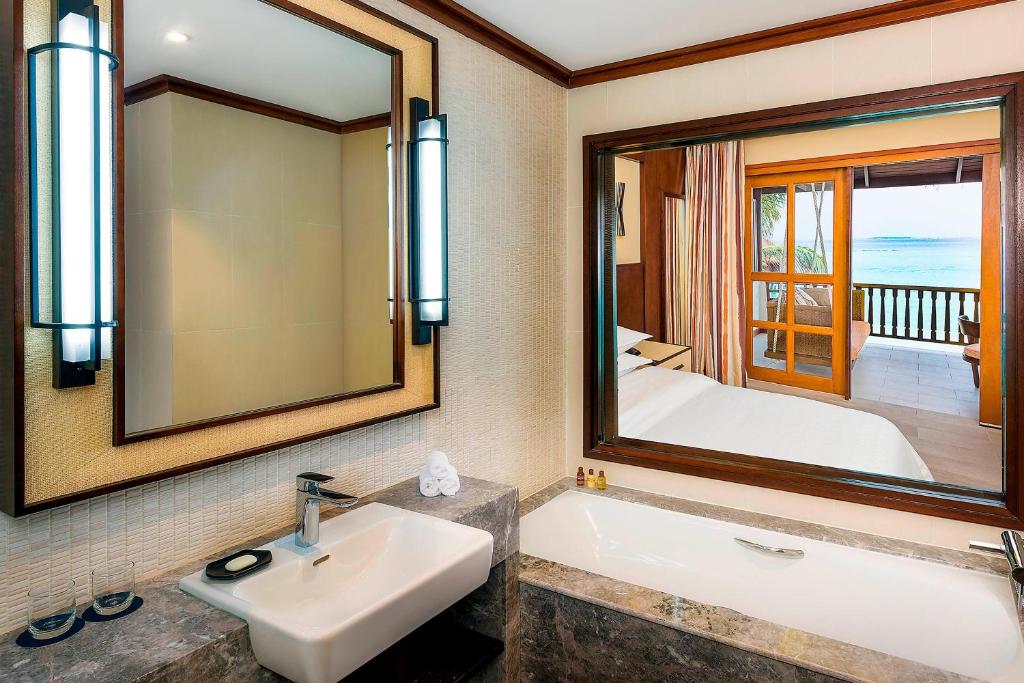Sheraton Maldives Full Moon Resort & Spa — Deluxe Room