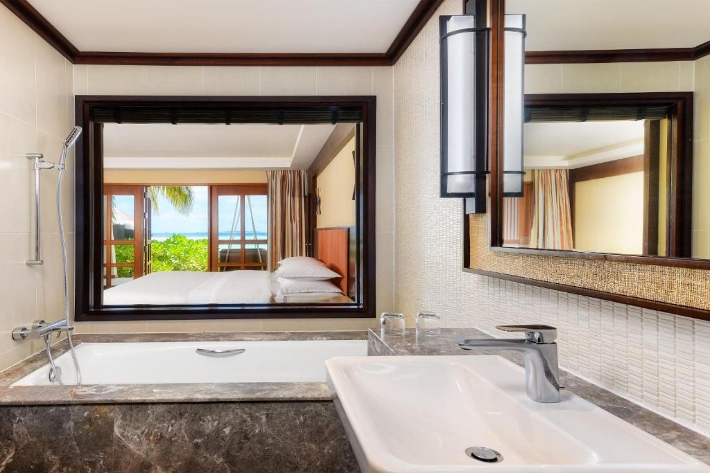 Sheraton Maldives Full Moon Resort & Spa — Island / Beachfront Cottage