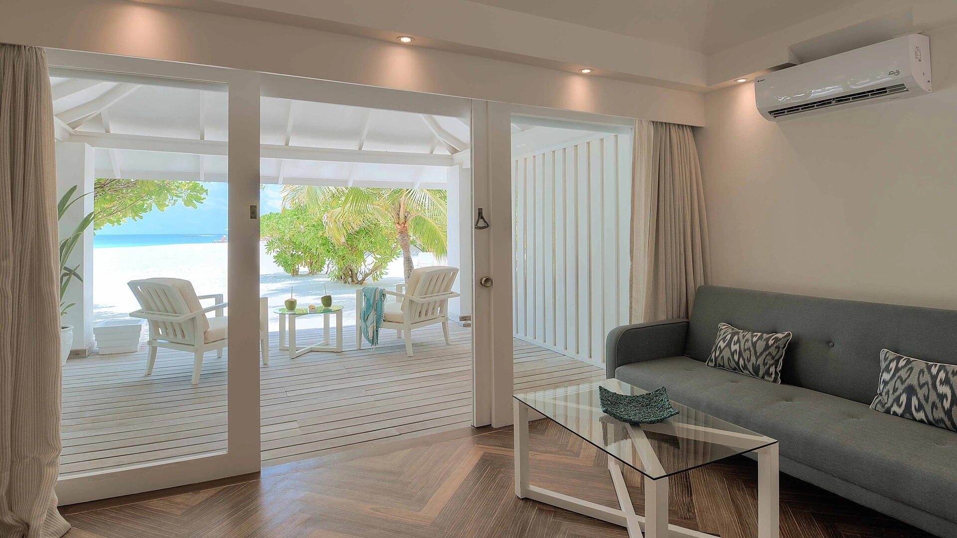 Diamonds Thudufushi Maldives Resort & Spa — Beach Front Junior Suite